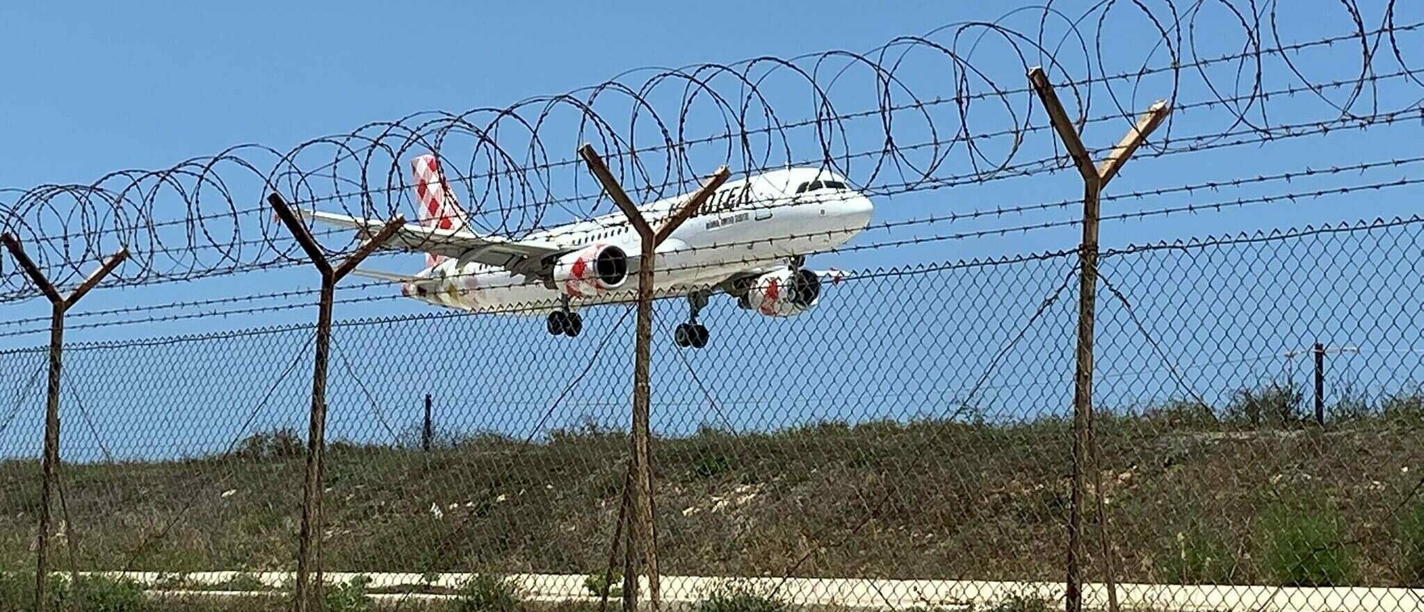 Aereo in atterraggio all’aeroporto di Lampedusa visto dalla pista: arrivo sull’isola siciliana ideale per vacanze al mare, perfetto per chi cerca voli per Lampedusa