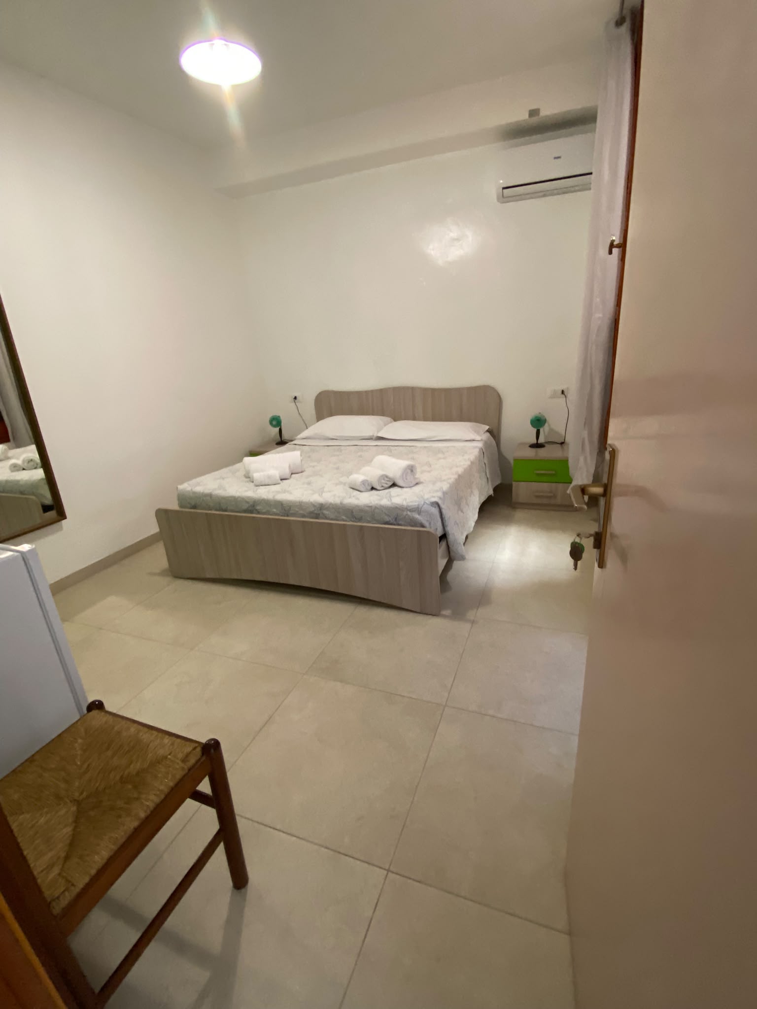 Camera 4 - La Spigola con gli ascoigamani adagiati sul letto matrimoniale in vista frontale